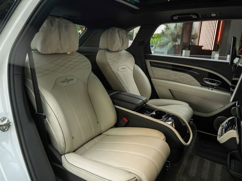 Used 2023 Bentley Bentayga Extended Wheelbase AWD/4WD image 19