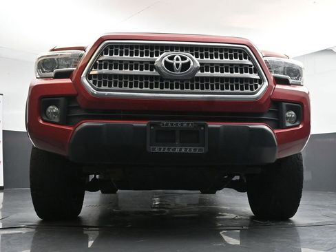 Used 2016 Toyota Tacoma TRD Off-Road image 19