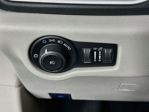 Used 2024 Chrysler Pacifica Touring-L FWD image 17