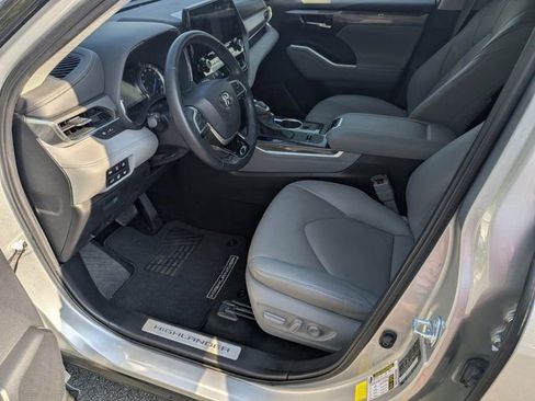 Used 2022 Toyota Highlander Limited image 9