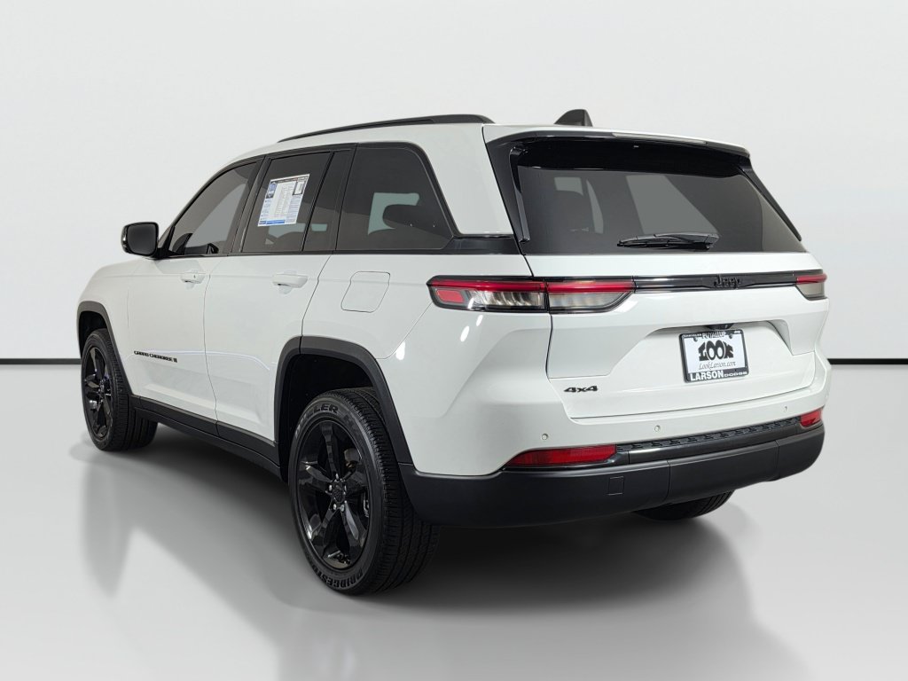 Used 2023 Jeep Grand Cherokee Altitude AWD/4WD image 3