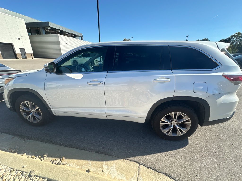 Used 2015 Toyota Highlander Plus FWD image 6