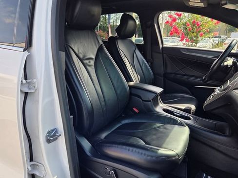 Used 2019 Lincoln MKC Reserve w/ MKC Technology Package FWD image 17