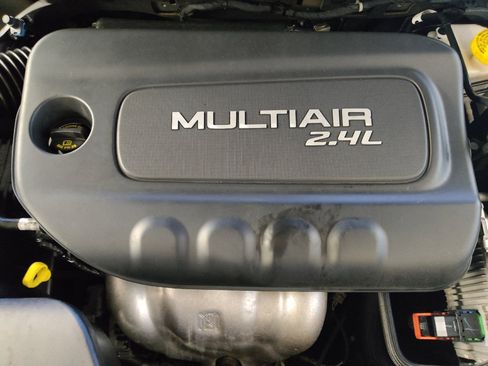 Used 2019 Jeep Cherokee Latitude Plus w/ Comfort/Convenience Group FWD image 30