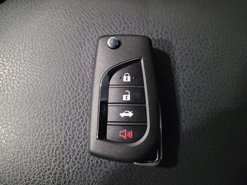 Used 2019 Toyota Camry LE image 32