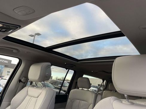 Used 2023 Jeep Wagoneer L Series III w/ Premium Group I image 11