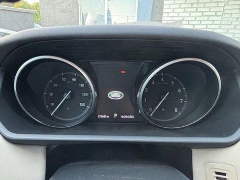 Used 2017 Land Rover Discovery SE image 38