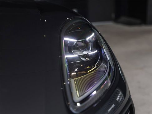 Used 2025 Porsche Macan image 11