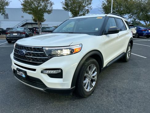 Used 2023 Ford Explorer XLT w/ Equipment Group 202A image 5