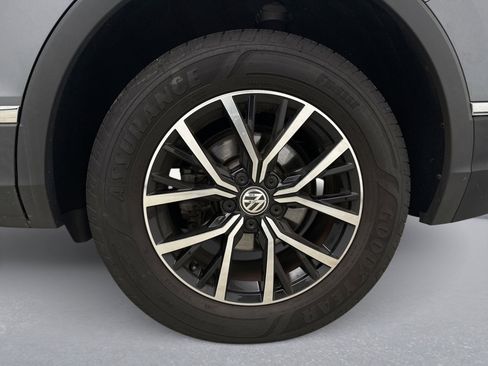 Used 2021 Volkswagen Tiguan SE w/ Panoramic Sunroof Package image 22