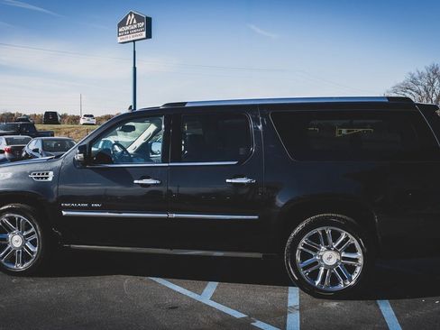 Used 2011 Cadillac Escalade ESV Platinum image 26