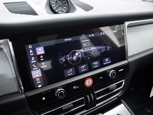 Certified 2026 Porsche Macan AWD/4WD image 15