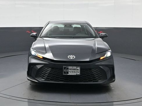 Used 2025 Toyota Camry SE FWD image 3