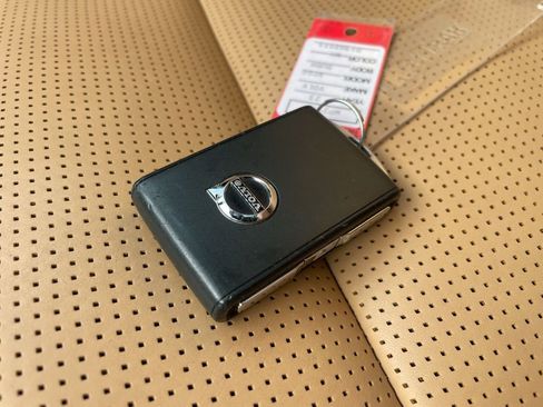 Certified 2023 Volvo XC60 B5 Ultimate w/ Climate Package image 42