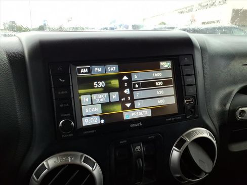 Used 2014 Jeep Wrangler Unlimited Sahara w/ Connectivity Group AWD/4WD image 14