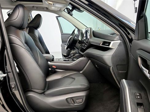 Certified 2024 Toyota Highlander XLE image 17