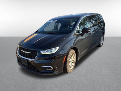 Used 2024 Chrysler Pacifica Touring-L image 1