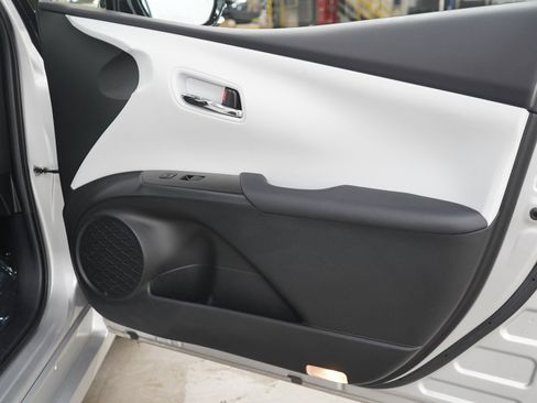 Used 2020 Toyota Prius XLE w/ Advanced Technology Package FWD image 9