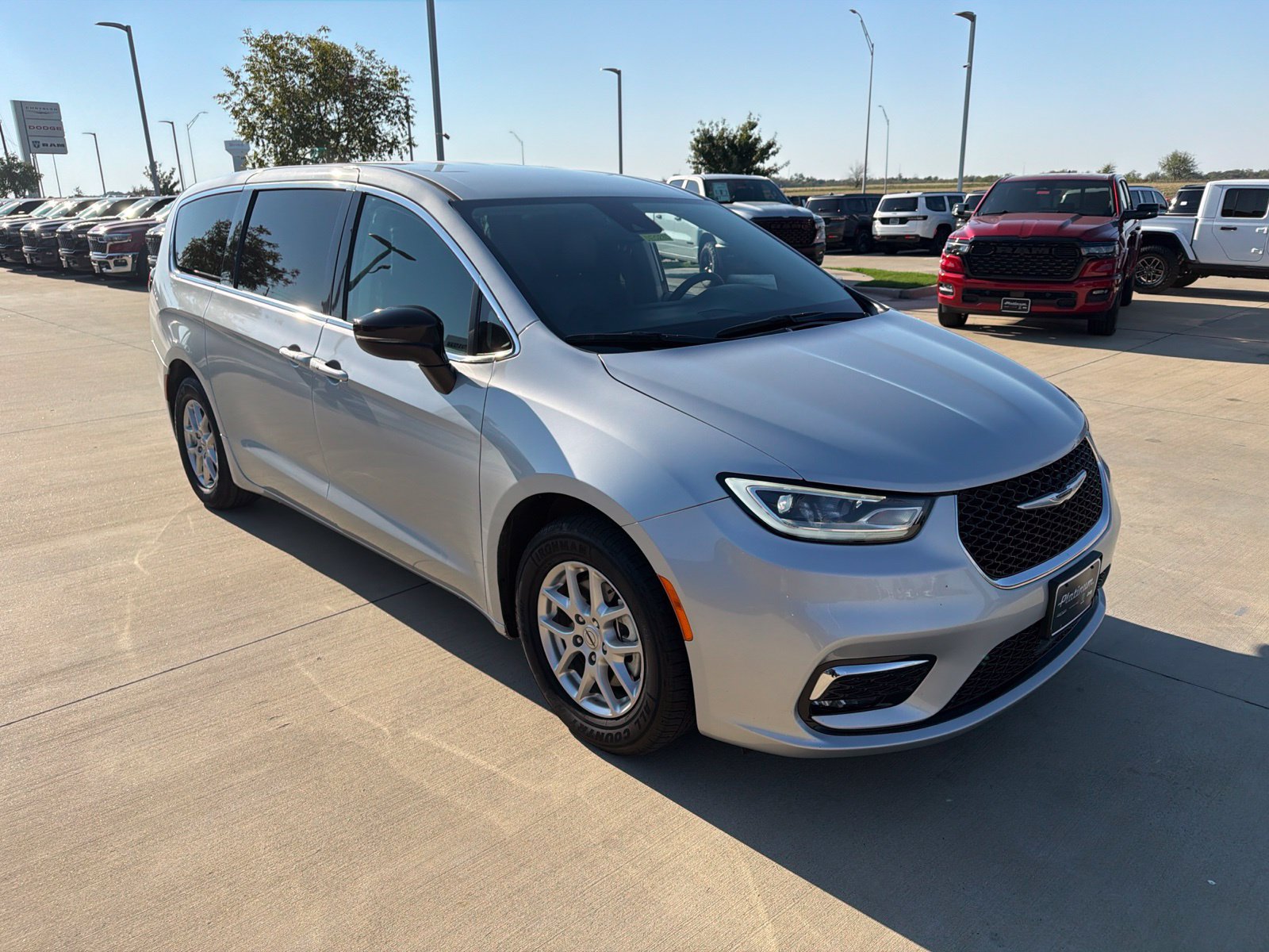Used 2024 Chrysler Pacifica Touring-L FWD image 7
