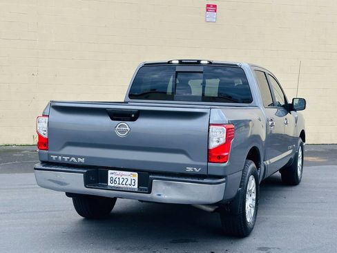 Used 2018 Nissan Titan SV image 5