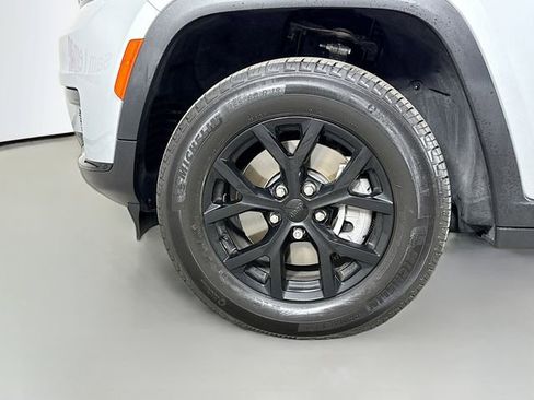 Used 2024 Jeep Grand Cherokee L Laredo image 30