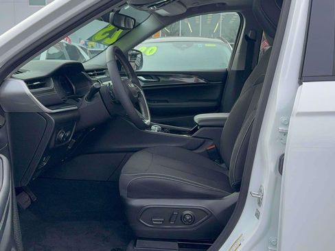 Used 2023 Jeep Grand Cherokee Laredo w/ Luxury Tech Group I image 14