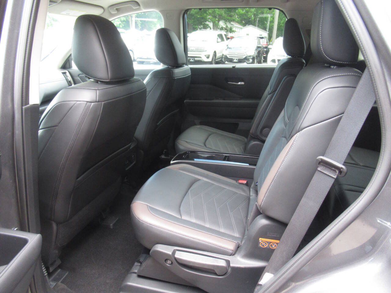 Used 2025 Nissan Pathfinder Platinum AWD/4WD image 16
