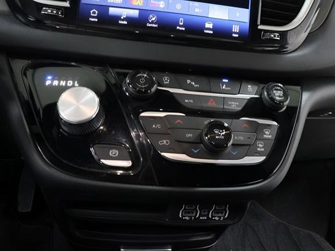 Used 2025 Chrysler Pacifica Select FWD image 10