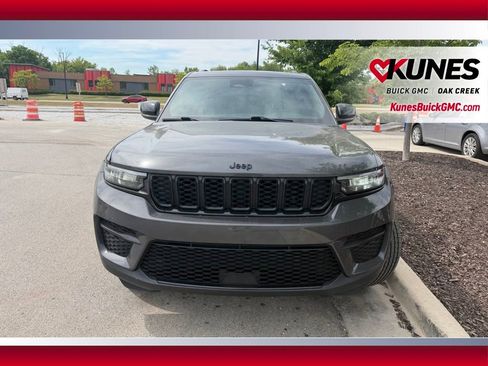 Used 2022 Jeep Grand Cherokee Altitude AWD/4WD image 3