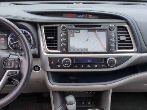 Used 2019 Toyota Highlander Limited image 29