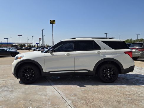 Used 2021 Ford Explorer Limited w/ Equipment Group 301A AWD/4WD image 5