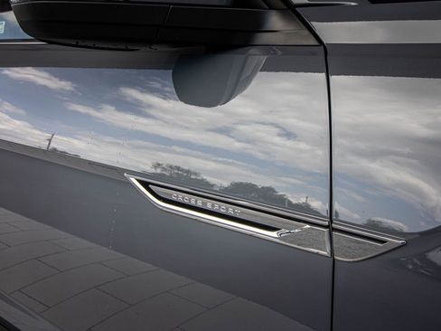 Used 2024 Volkswagen Atlas Cross Sport SE w/ Panoramic Sunroof Package image 4