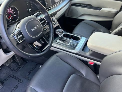 Used 2023 Kia Carnival LX image 7