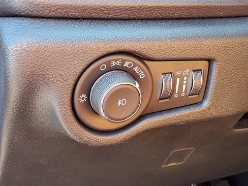 Used 2024 Chrysler Pacifica Pinnacle AWD/4WD image 10