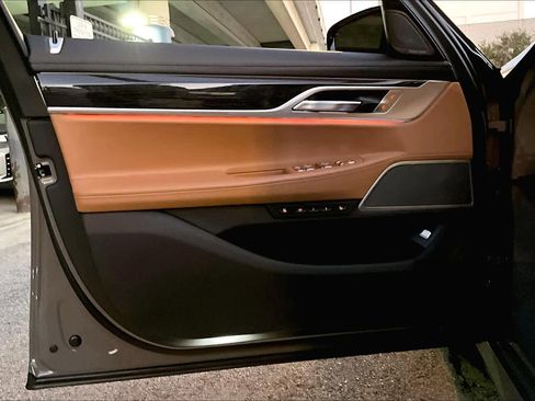 Used 2022 BMW 750i xDrive w/ Executive Package image 21