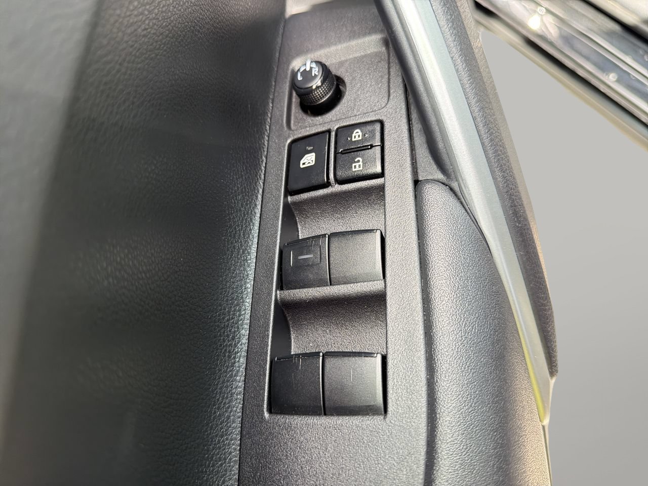 Used 2024 Toyota Corolla Cross AWD Hybrid w/ Convenience Package image 18
