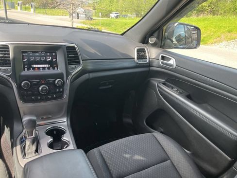 Used 2019 Jeep Grand Cherokee Laredo AWD/4WD image 13
