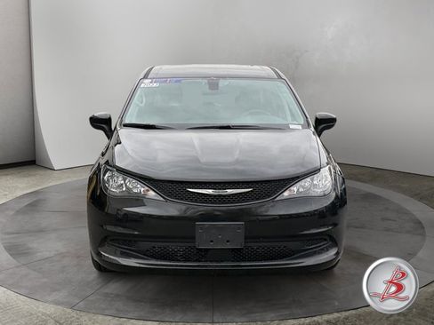 Used 2022 Chrysler Voyager LX image 2