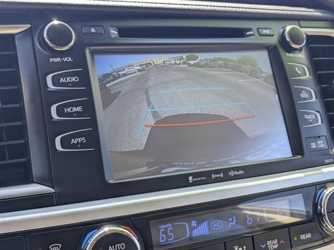 Used 2018 Toyota Highlander XLE w/ Carpet Mat Package (TMS) FWD image 12