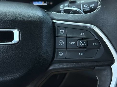 Used 2025 Jeep Grand Cherokee Limited w/ Black Appearance Package AWD/4WD image 20