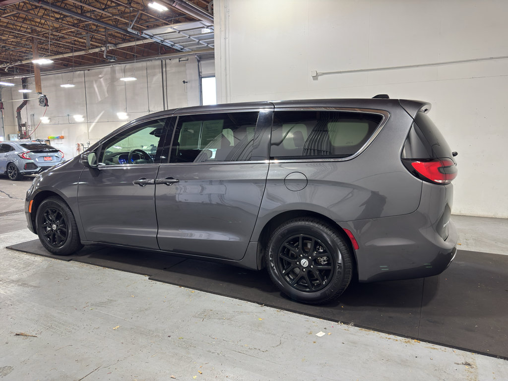 Used 2023 Chrysler Pacifica Touring-L FWD image 4