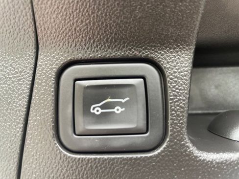 Used 2023 GMC Acadia SLE w/ Driver Convenience Package image 11