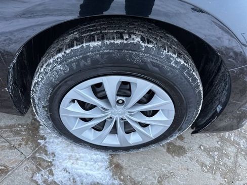 Used 2017 Toyota Camry LE image 9