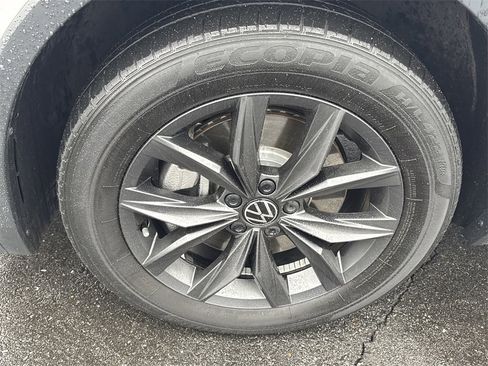 Used 2024 Volkswagen Tiguan SE image 14