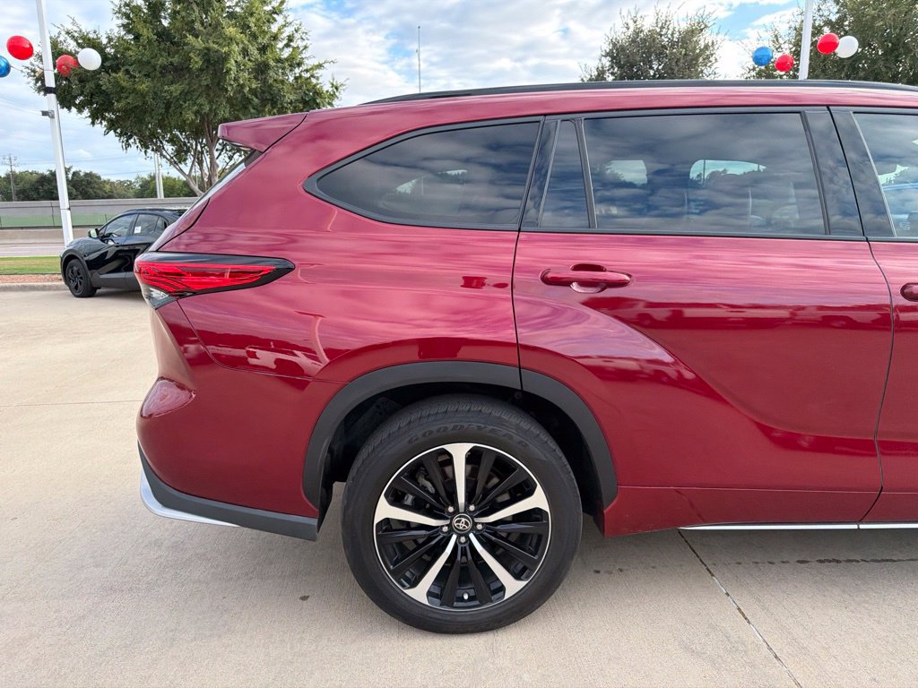 Used 2022 Toyota Highlander XSE FWD image 7