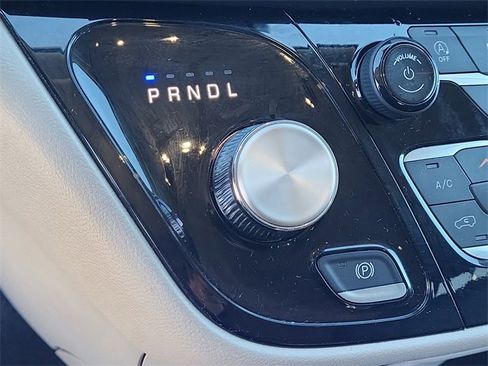 Certified 2024 Chrysler Pacifica Touring-L image 14