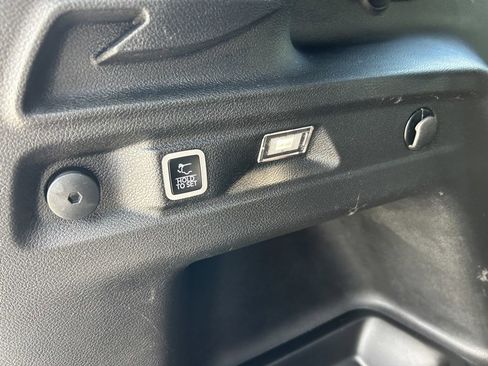 Used 2023 Jeep Grand Cherokee L Laredo image 7