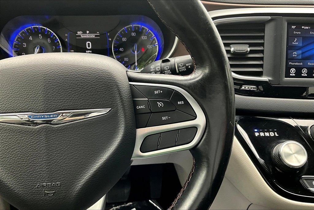 Used 2018 Chrysler Pacifica Touring-L w/ Tire & Wheel Group FWD image 12