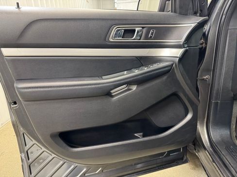 Used 2017 Ford Explorer XLT w/ Equipment Group 202A image 8