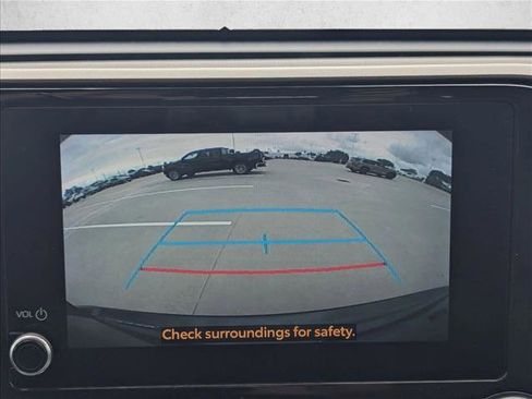 Used 2023 Toyota Highlander XLE image 11